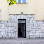 Large Two Bedroom Family App - Free Parking