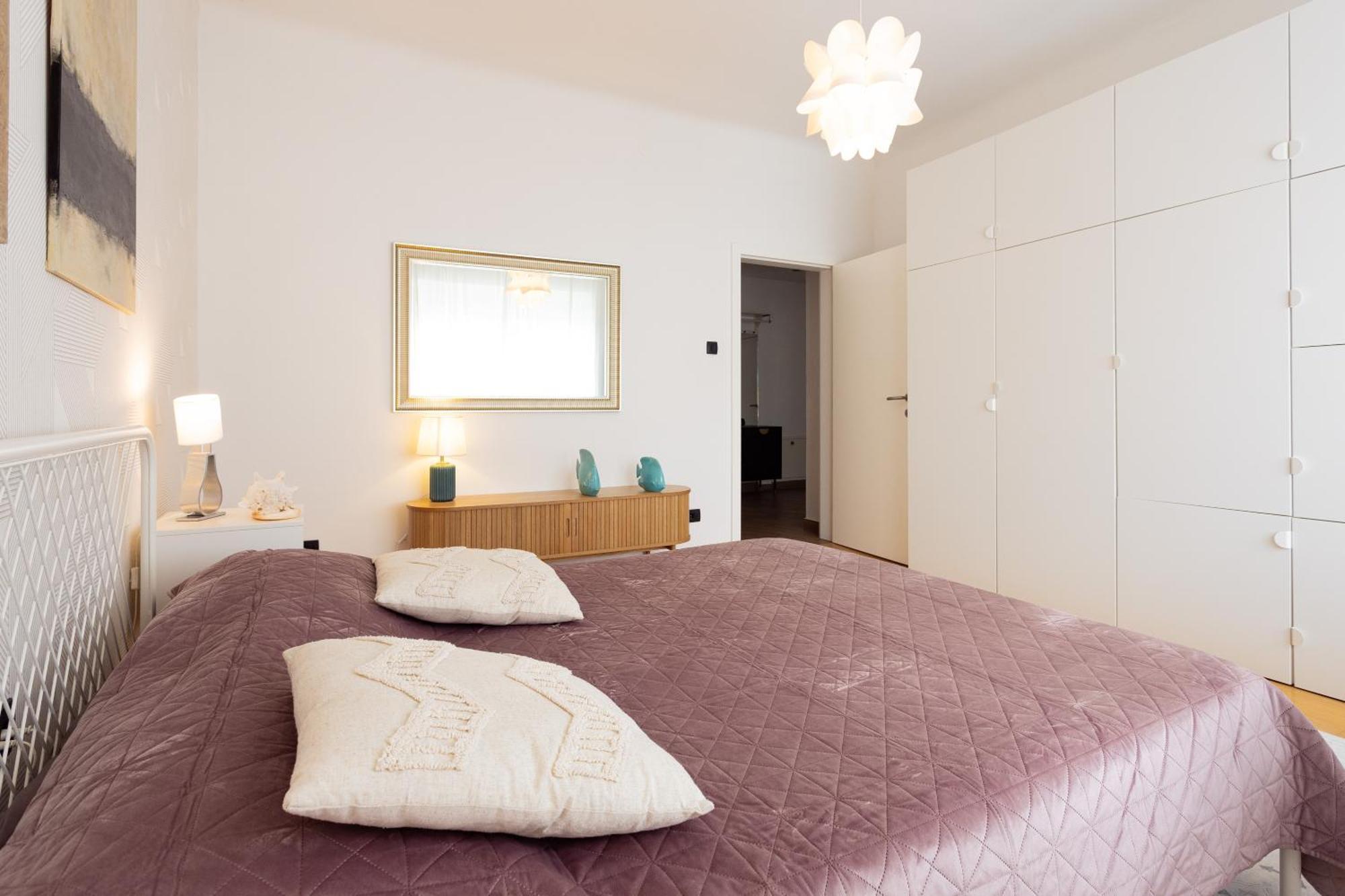 Large Two Bedroom Family App - Free Parking *